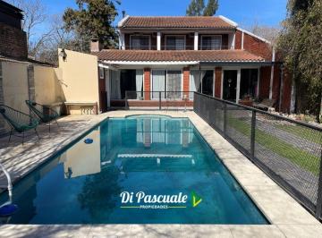 Quinta vacacional · 242m² · 7 Ambientes · Venta Chalet en Dos Plantas, Excelente Ubicación - Francisco Alvarez