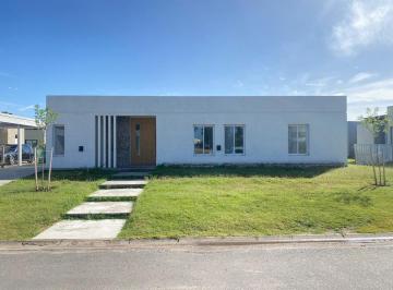 Casa · 170m² · 5 Ambientes · Usd 187.000. - 3 Dorm + Dep + Gal. + Pileta Oportunidad!
