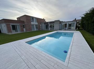 Casa · 345m² · 5 Dormitorios · Casa en Alquiler Temporario en Rumenco