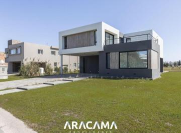Casa · 330m² · 6 Ambientes · 1 Cochera · Casa en Venta en San Eliseo - Canning