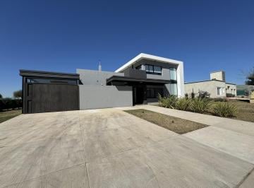 Casa · 400m² · 7 Ambientes · 4 Cocheras · Se Vende Fabulosa Casa en Heredades/ 7 Soles. Cba