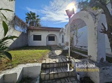 Casa · 58m² · 3 Ambientes · 2 Cocheras · Casa en Sargento Cabral Al 1000