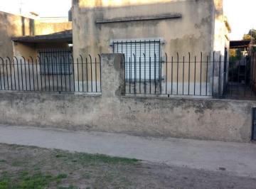 Casa de 4 ambientes, Almirante Brown · Venta - Casa a Reciclar con Fondo Libre - Malvinas Argentinas