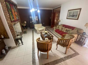 Casa · 412m² · 6 Ambientes · Bº Maipu - Casa - 3 Dorm - Cochera P - 2 Vehiculos - Patio