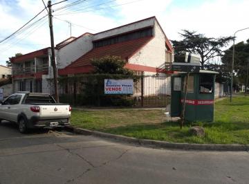 Casa de 6 ambientes, Morón · Casa de Dos Plantas en Esquina Bien Equipada y con Todo El Confort en Castelar