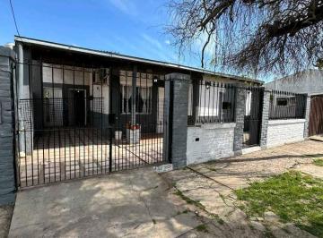 Casa · 300m² · 2 Dormitorios · 1 Cochera · Venta Casa 3 Amb Paso del Rey Financiamos