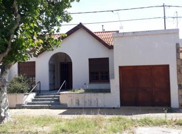 FAE-FAE-698_2 · Casa 3 Dorm.. | San Martin Al 1300