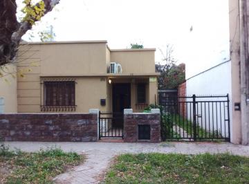 Casa · 64m² · 3 Ambientes · 2 Cocheras · Venta - Chubut 5524 - Casa - 2 Dorm. - Barrio Azcuenaga
