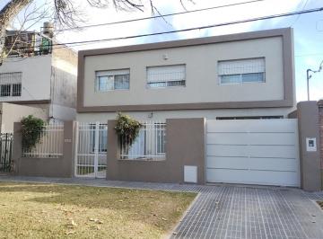Casa · 220m² · 4 Ambientes · 1 Cochera · Amplia, Funcional y con Financiación