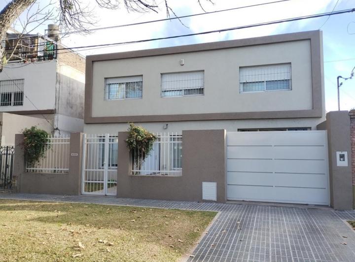 Casa · 220m² · 4 Ambientes · 1 Cochera