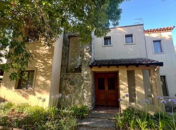 Entrada principal · Alquiler Casa con Pileta Barrio La Comarca
