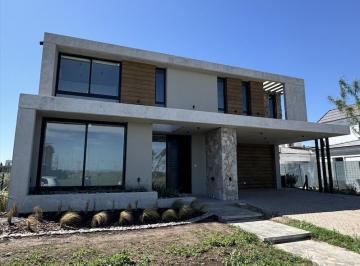 Casa · 334m² · 4 Dormitorios · 2 Cocheras · Casa a Estrenar Vida