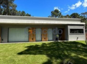 Casa · 142m² · 4 Ambientes · 1 Cochera · Moderna Casa con Pileta Barrio Alamos Pinamar