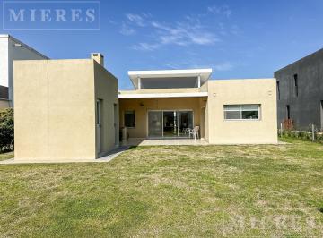 Casa · 171m² · 5 Ambientes · Casa en Venta con Renta Barrio Vistas Puertos
