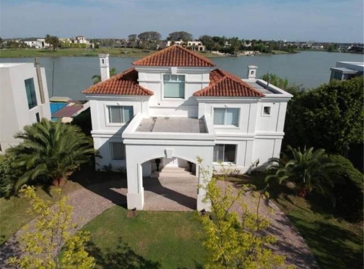 Casa · 500m² · 5 Ambientes · 2 Cocheras