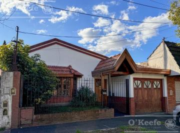 Casa · 175m² · 3 Ambientes · 2 Cocheras · Casa en Venta de 3 Amb con Jardin y Quincho, Bernal. - Apta Crédito!