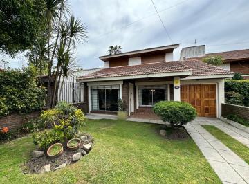 Casa de 6 ambientes, Almirante Brown · Chalet de 4 Dorm. Cochera y Parque - Adrogue - Venta