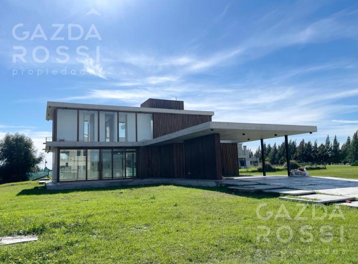 Casa · 185m² · 5 Ambientes · 2 Cocheras