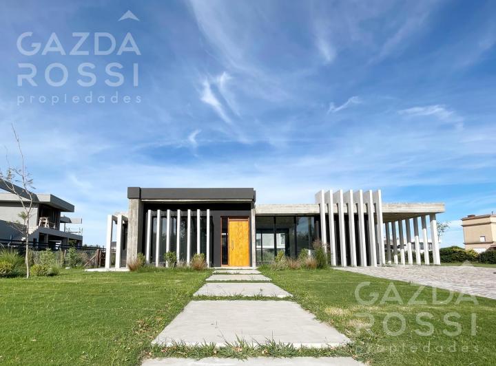 Casa · 260m² · 4 Ambientes · 1 Cochera