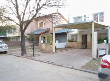 Casa · 196m² · 5 Ambientes · 1 Cochera · Casa en Venta, Barrio Gral Artigas, 3 Dorm.