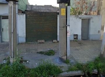 Casa · 60m² · 2 Ambientes · 1 Cochera · Casa a Refaccionar de 60 m². Buena Ubicacion, Avellaneda.