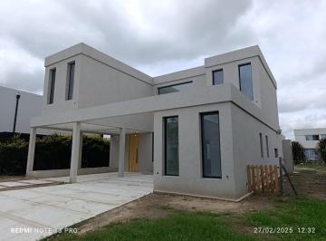Casa · 200m² · 6 Ambientes · 2 Cocheras · Casa en Venta
