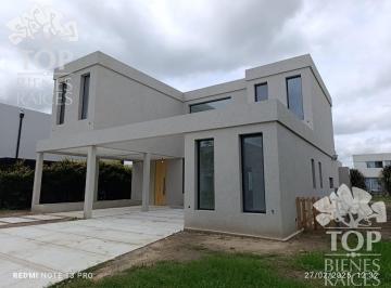 Casa · 200m² · 6 Ambientes · 2 Cocheras · Casa en Venta