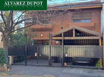 Casa · 242m² · 4 Ambientes · 1 Cochera · Casa de Dos Plantas con Jardin en Martinez