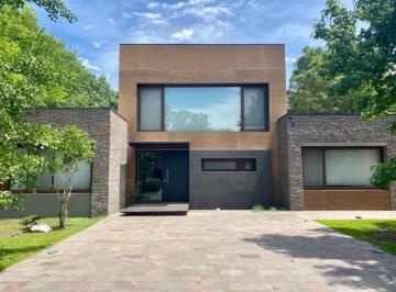 Casa · 214m² · 4 Ambientes · 1 Cochera · Casa en Alquiler