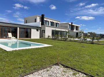 Casa · 175m² · 7 Ambientes · 4 Cocheras · Casa en Barrio Cerrado City Bell - Los Porteños