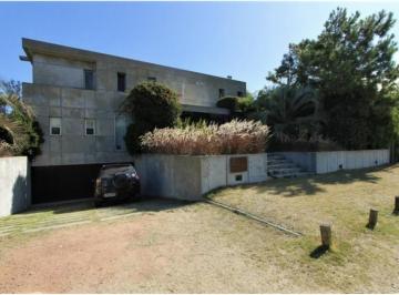 Casa · 700m² · 8 Ambientes · 2 Cocheras · Casa en Manantiales
