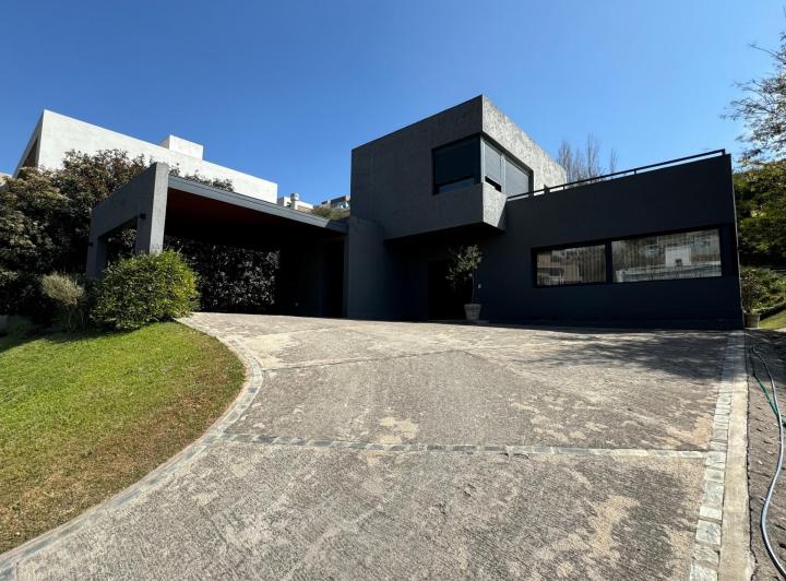 Casa · 250m² · 8 Ambientes · 2 Cocheras