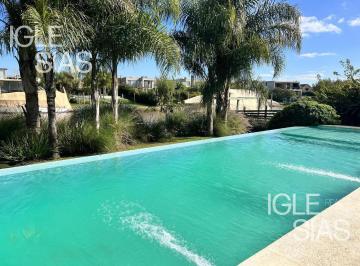 Casa · 560m² · 5 Ambientes · 6 Cocheras · Casa Al Rio en Venta en El Barrio Albanueva