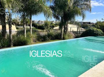 Casa · 560m² · 5 Ambientes · 6 Cocheras · Casa Al Rio en Venta en El Barrio Albanueva