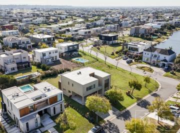 Casa · 259m² · 6 Ambientes · 2 Cocheras · Casa en Venta con Renta Sobre Lote Interno en Barrio Vistas Puertos