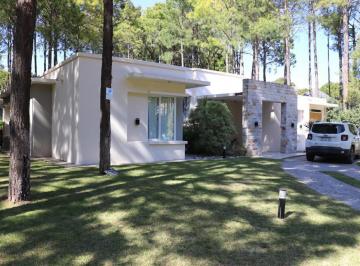 Casa de 5 ambientes, Pinamar · Hermosa Casa C/ 4 Dorm. (Pileta Climatizada) Selene 940 - Pinamar