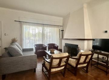 Casa · 200m² · 5 Ambientes · 1 Cochera · Chalet Tradicional en Playa Grande