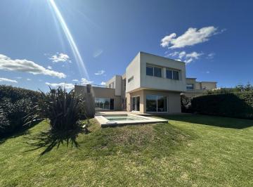 Casa · 232m² · 3 Dormitorios · Casa en Alquiler Temporario en Barrio Arenas del Sur