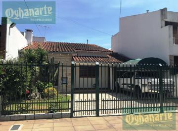Casa · 220m² · 3 Ambientes · 1 Cochera · Casa en Venta Ubicada en Castelar Norte