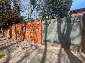 Casa · 211m² · 5 Ambientes · 6 Cocheras · Adrogue Casa en Venta Muy Buena Construcción Sobre Gran Lote