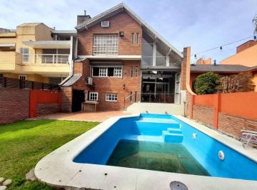 Casa · 320m² · 5 Ambientes · 2 Cocheras · Sólido Chalet 5 Amb Reciclado - con Gran Jardín y Pileta!