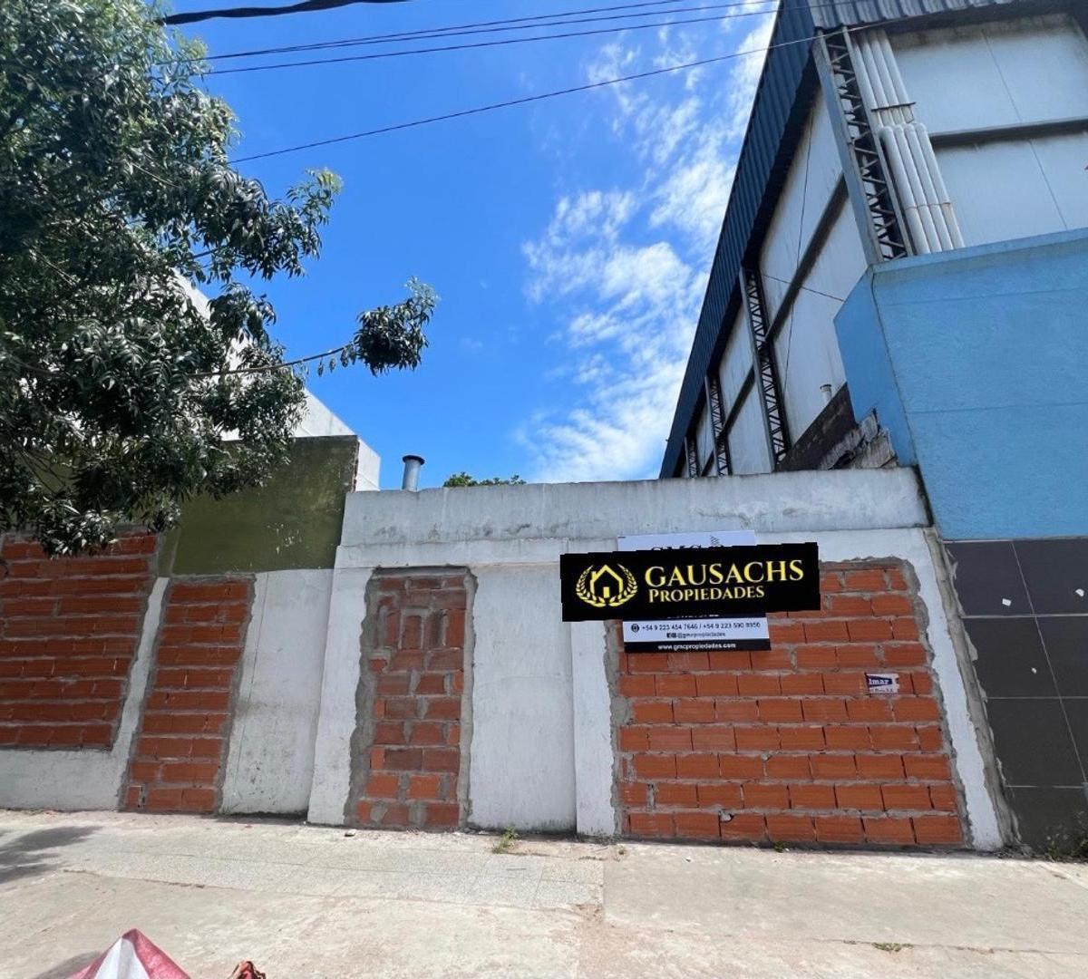 Excelente lote, ideal construcción de vivienda, galpón o local por su entorno comercial.