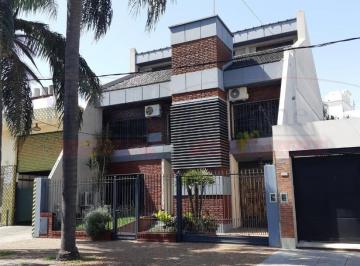 Casa · 325m² · 4 Ambientes · 2 Cocheras · Casa 7 Ambientes en Excelente Estado en Lomas del Mirador