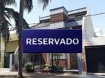 Casa · 325m² · 4 Ambientes · 2 Cocheras · Casa 7 Ambientes en Excelente Estado en Lomas del Mirador