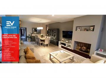 Casa · 210m² · 12 Ambientes · Venta. Alta Cordoba. Apto Bancor! Propiedad 210 m Cubiertos + Terraza con Asador!