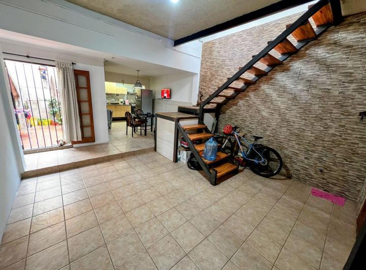 Casa · 160m² · 10 Ambientes · 1 Cochera