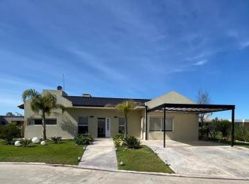 Casa · 160m² · 4 Ambientes · 2 Cocheras · Casa en Lagos de Canning