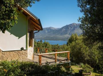 Casa · 300m² · 8 Ambientes · 1 Cochera · Casa en Meliquina con Vista Al Lago!
