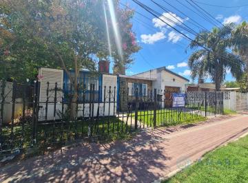 Casa · 107m² · 2 Dormitorios · 1 Cochera · · Casa · Venta · Uso Comercial · Jardin · Baigorria y Casiano Casas