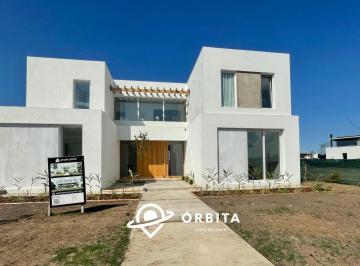Casa · 270m² · 7 Ambientes · 2 Cocheras · Casa en Venta en Santa Ana, Tigre, a La Laguna